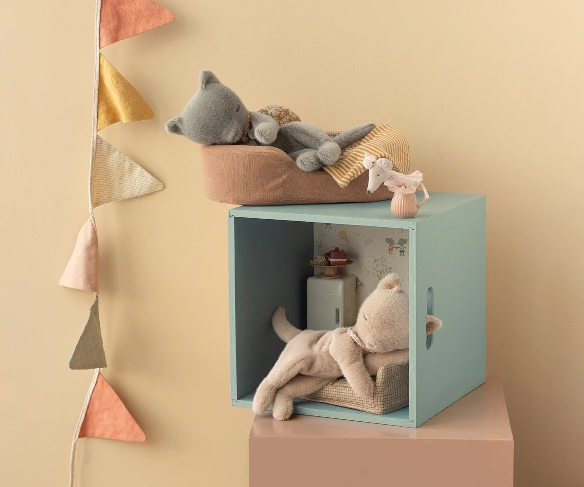 MAILEG - Peluche Chaton Endormi, Petit, Crème Pêche
