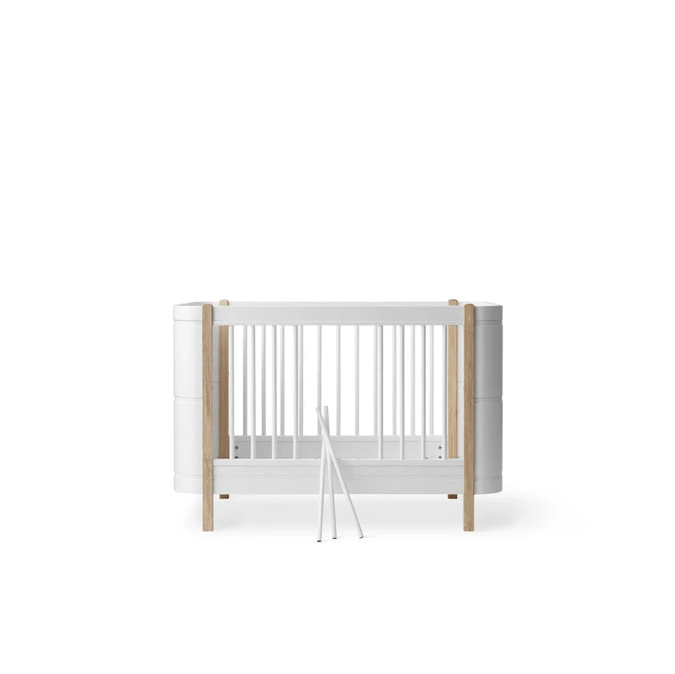 OLIVER FURNITURE - Lit Bébé Évolutif Wood Mini+, Avec Kit Junior Inclus, Blanc/Chêne